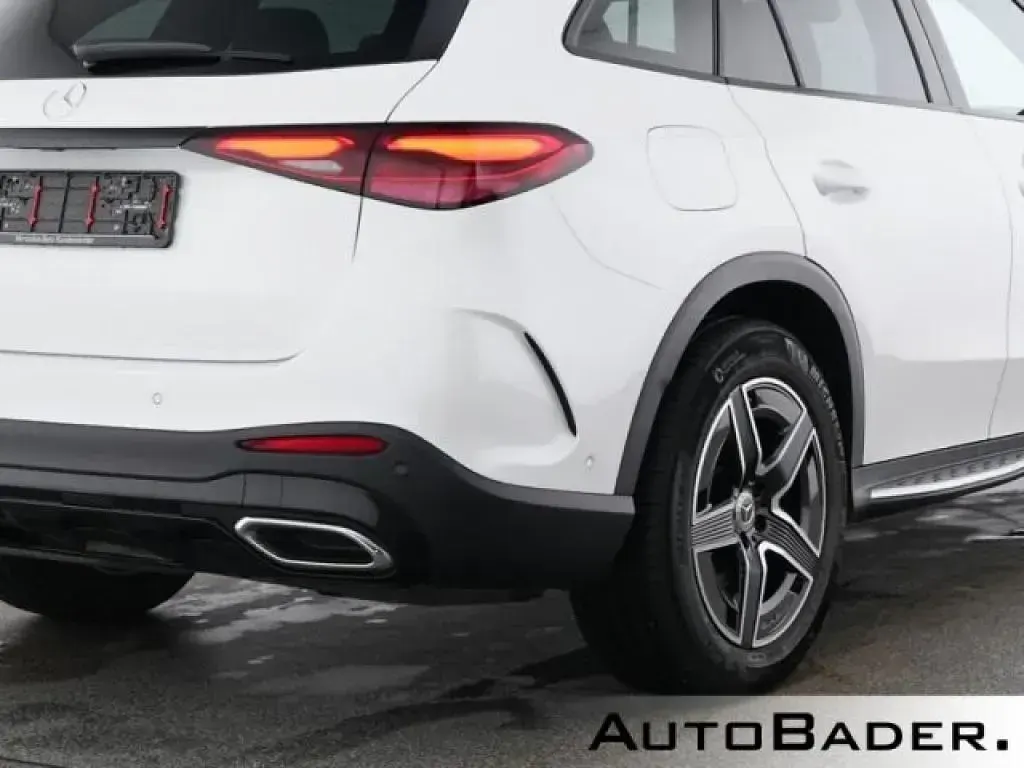 Gebraucht Mercedes GLC220 AMG 197 PS (144 kW) 2025 885 manufaktur opalithweiß bright (metallic) SUV