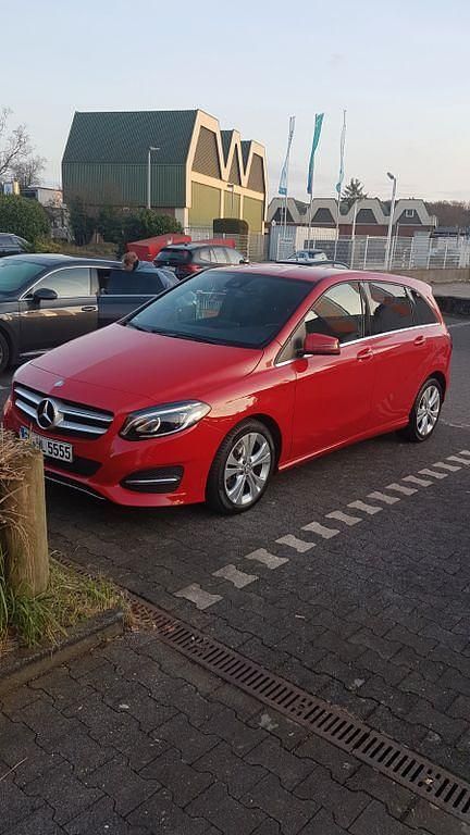 Rot Gebraucht 2017 Mercedes B180 Urban Van / Kleinbus | 15.900 € (Guter Preis) - Bild 1/4