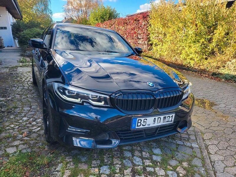 Schwarz Gebraucht 2019 BMW 330 Sport Line Limousine | 30.100 € (Etwas zu teuer) - Bild 1/4