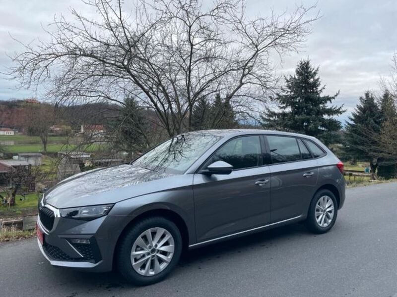 Graphitegrau metallic (metallic) Gebraucht 2024 Skoda Scala Selection Kleinwagen | 24.390 € (Fairer Preis) - Bild 1/4