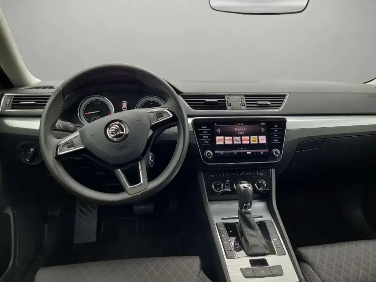 Gebraucht Skoda Superb Ambition 190 PS (139 kW) 2020 Schwarzmagic perleffekt Kombi