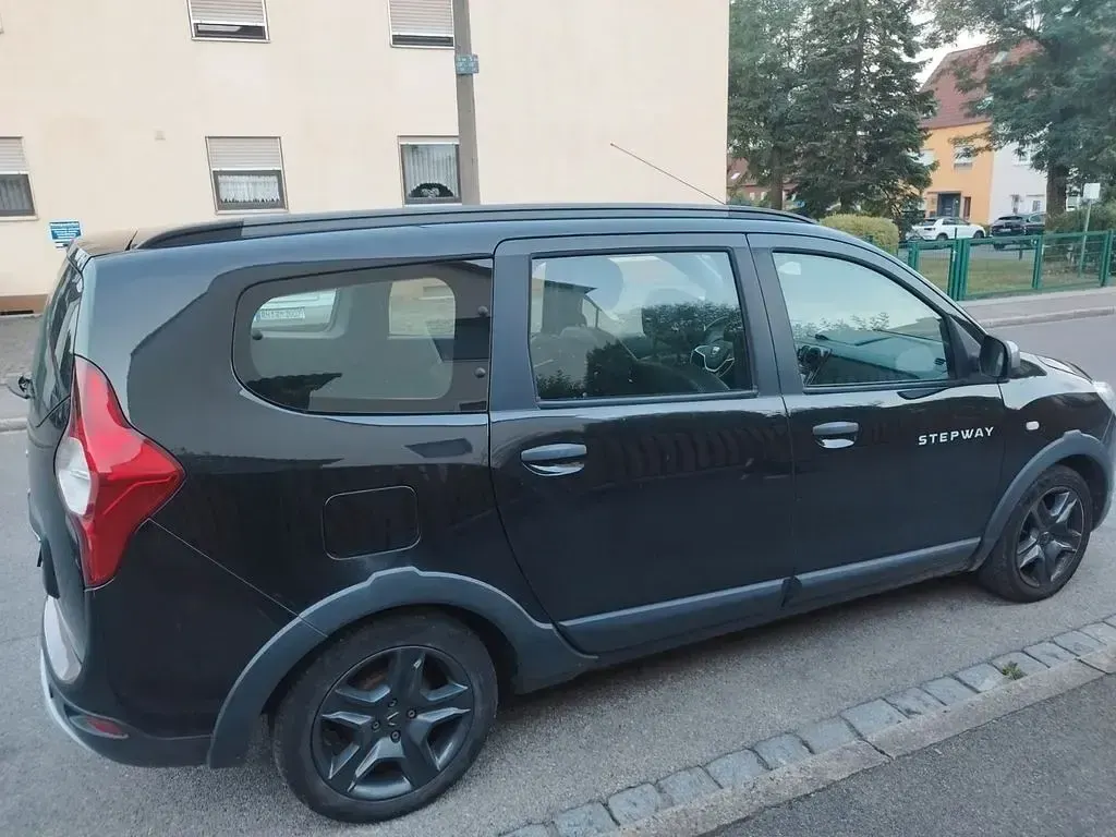 Gebraucht Dacia Lodgy Celebration 109 PS (80 kW) 2017 Schwarz Van / Kleinbus