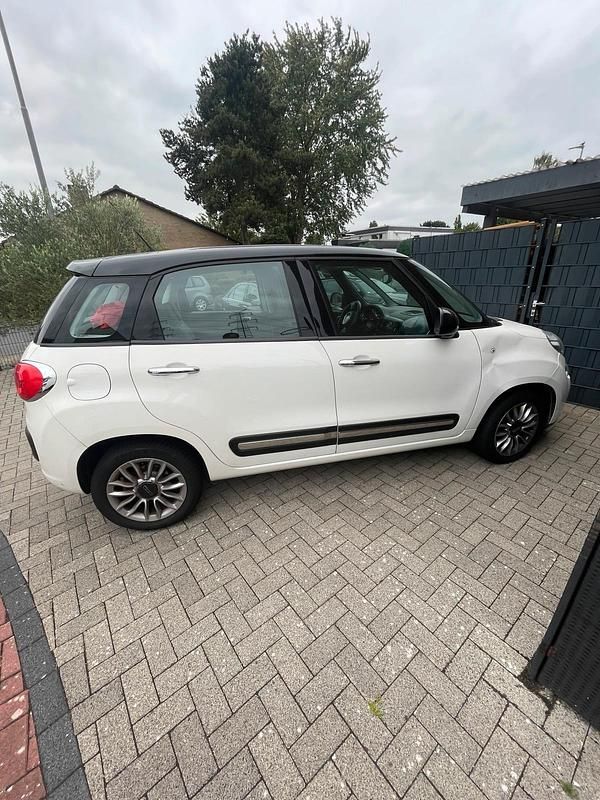 Weiß Gebraucht 2013 Fiat 500L Van / Kleinbus | 7.999 € - Bild 1/4