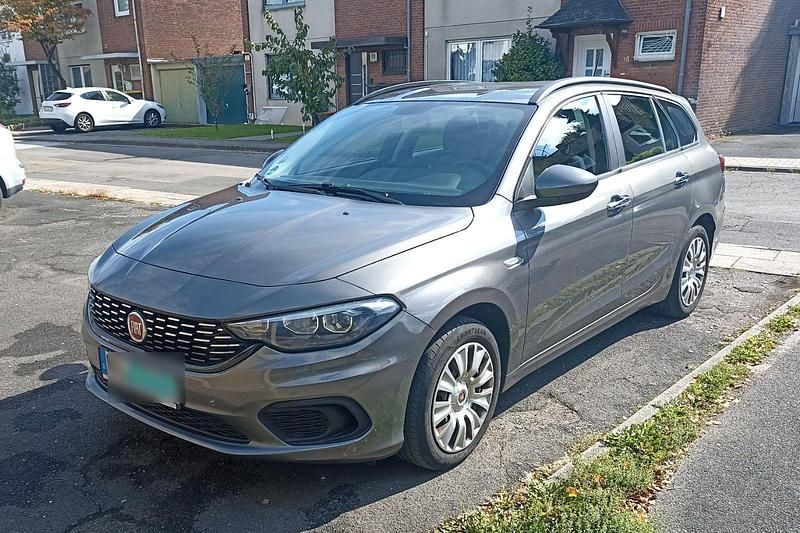 Grau Gebraucht 2017 Fiat Tipo Easy Kombi | 4.900 € (Fairer Preis) - Bild 1/4