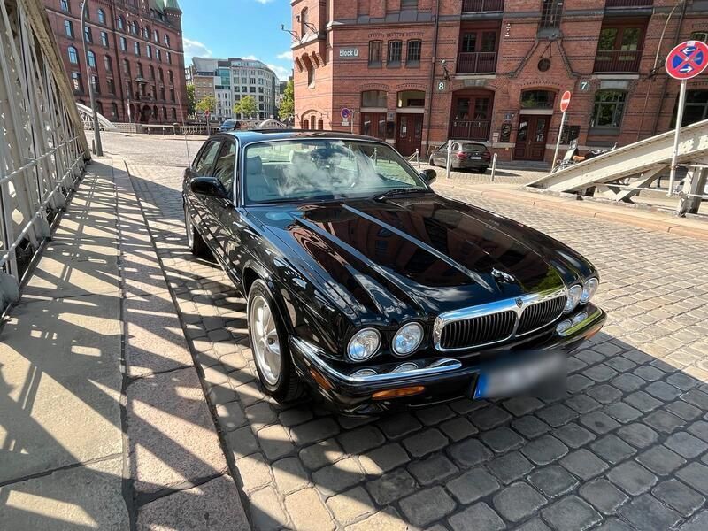 Grau Gebraucht 1999 Jaguar XJ8 Limousine | 13.500 € - Bild 1/4