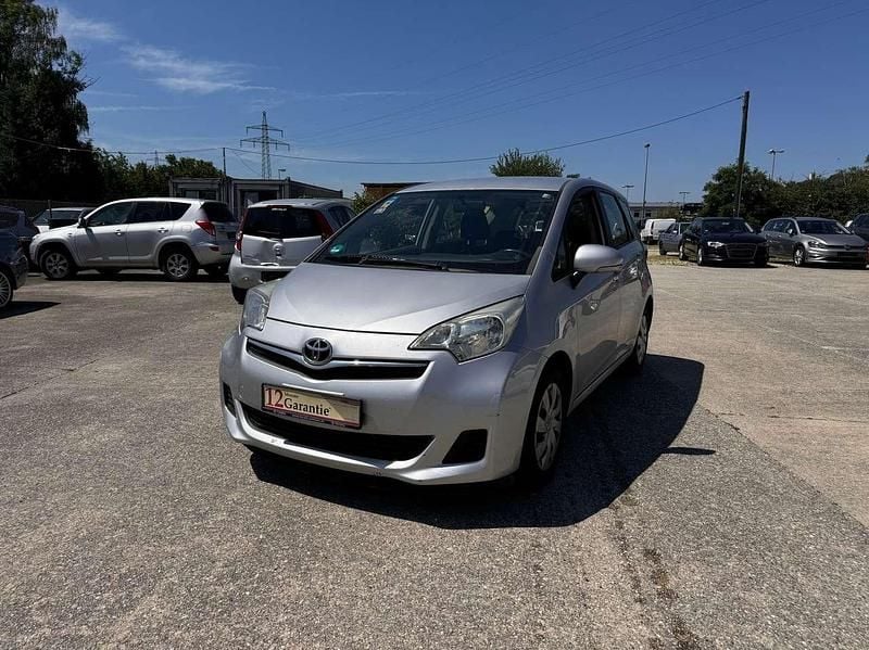Silver metallic Gebraucht 2012 Toyota Verso-S Life Van / Kleinbus | 4.890 € (Fairer Preis) - Bild 1/4