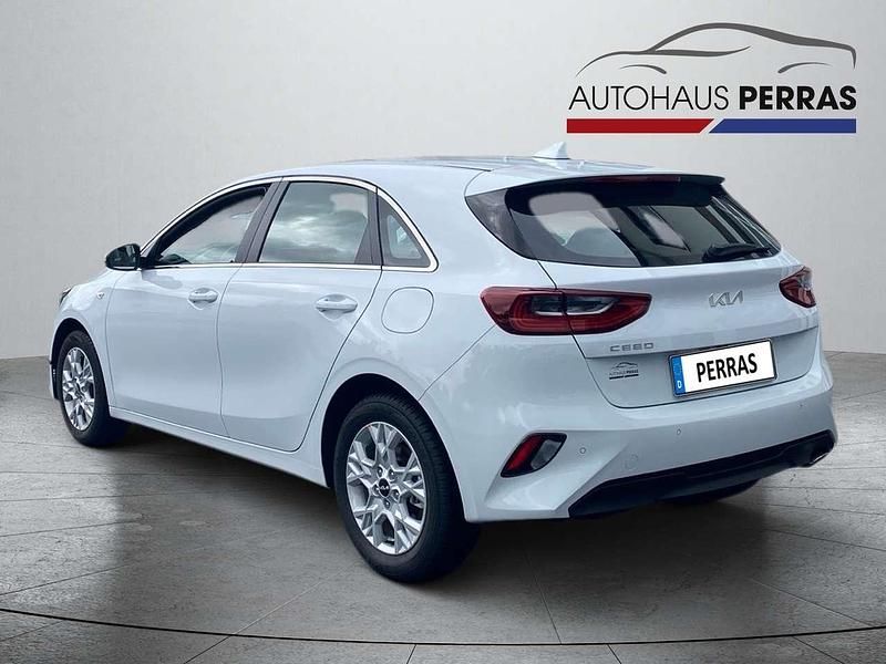 Gebraucht Kia Ceed Comfort 136 PS (100 kW) 2024 Cararraweiss Kleinwagen