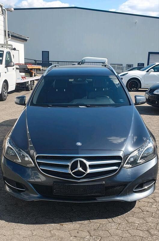 Andere außenfarben Gebraucht 2013 Mercedes E220 Limousine | 8.500 € (Fairer Preis) - Bild 1/4