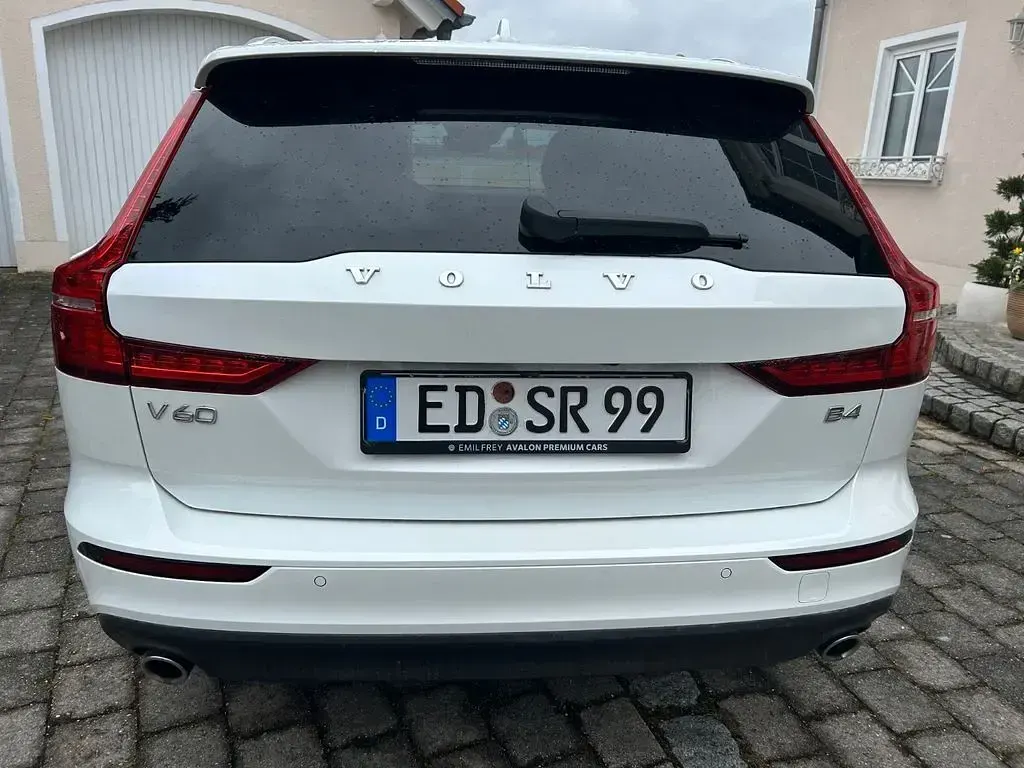 Gebraucht Volvo V60 Momentum 197 PS (144 kW) 2020 Weiß Kombi