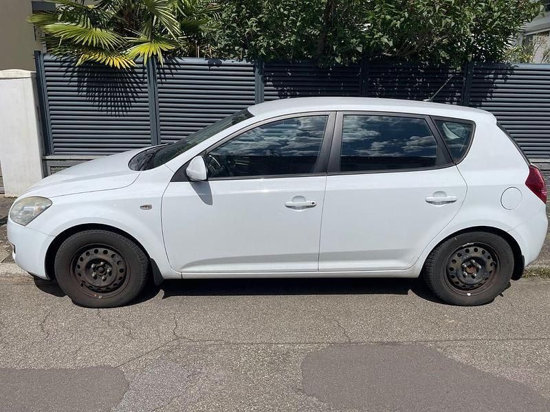 Weiß Gebraucht 2009 Kia Ceed EX Kombi | 2.700 € (Fairer Preis) - Bild 1/4