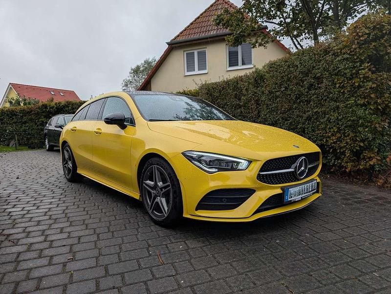 Gelb Gebraucht 2019 Mercedes CLA220 Shooting Brake AMG line Kombi | 25.500 € (Fairer Preis) - Bild 1/4
