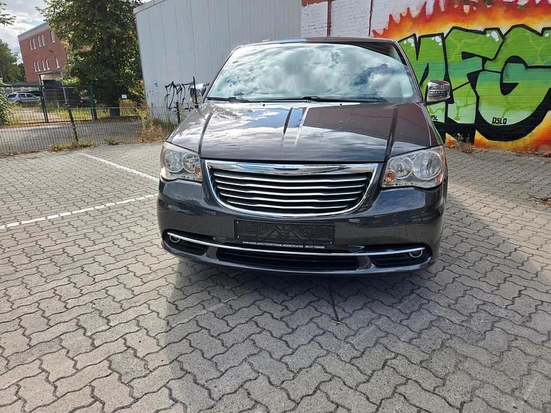 Grau Gebraucht 2015 Chrysler Town & Country Van / Kleinbus | 16.750 € - Bild 1/4