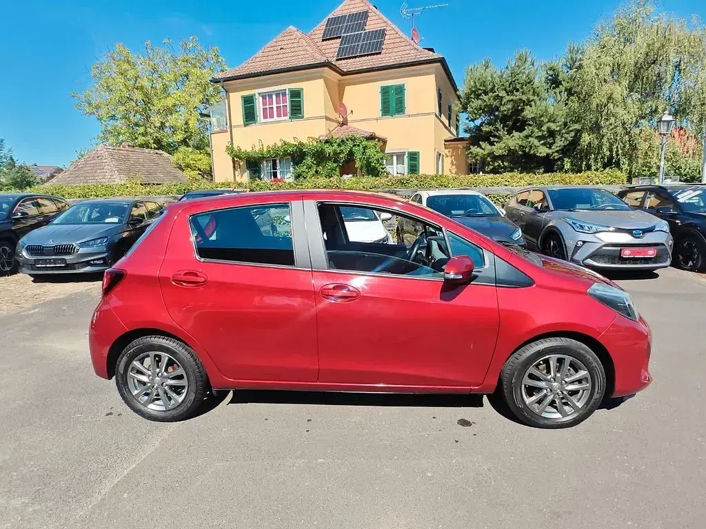 Gebraucht Toyota Yaris Comfort 99 PS (72 kW) 2015 Rot Kleinwagen