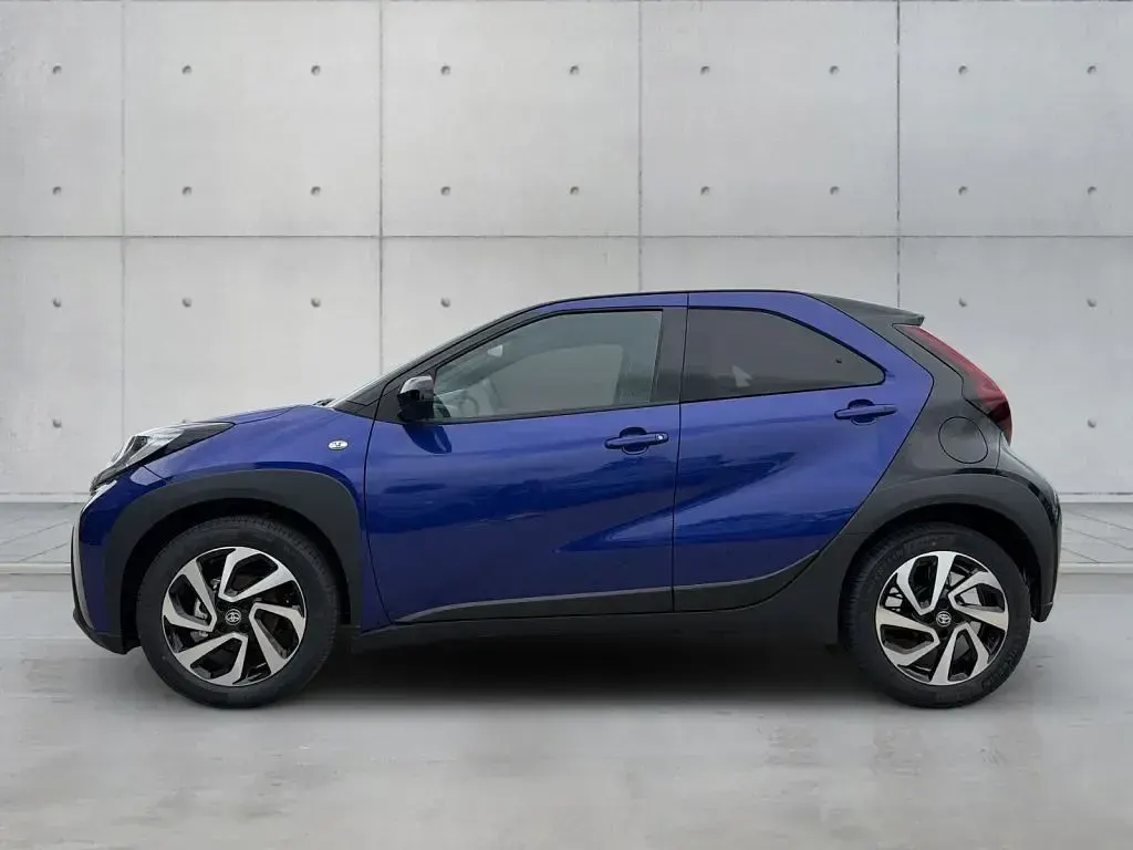 Neu Toyota Aygo X 72 PS (52 kW) 2025 Juniper blue metallic / black SUV
