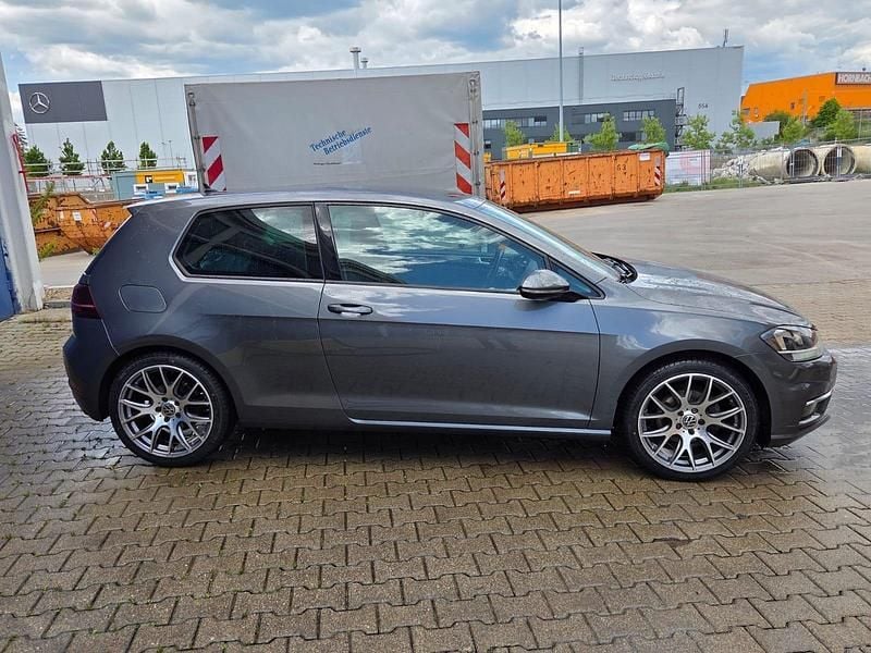 Grau Gebraucht 2017 VW Golf VII Sound Limousine | 11.000 € (Fairer Preis) - Bild 1/4