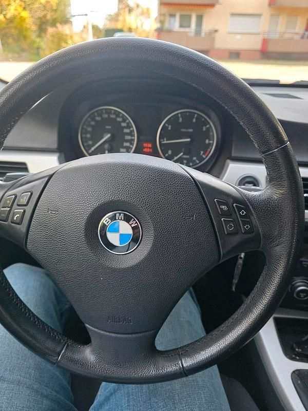 Weiß Gebraucht 2010 BMW 318 Kombi | 3.300 € (Superpreis) - Bild 1/4