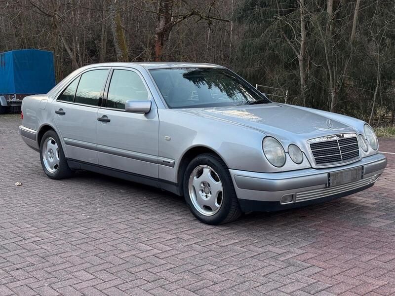 Silber Gebraucht 1996 Mercedes E280 Classic Limousine | 2.600 € - Bild 1/4
