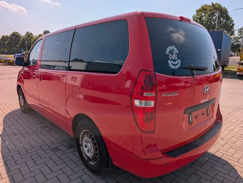 Gebraucht Hyundai H-1 Comfort 170 PS (125 kW) 2011 Rot Van / Kleinbus