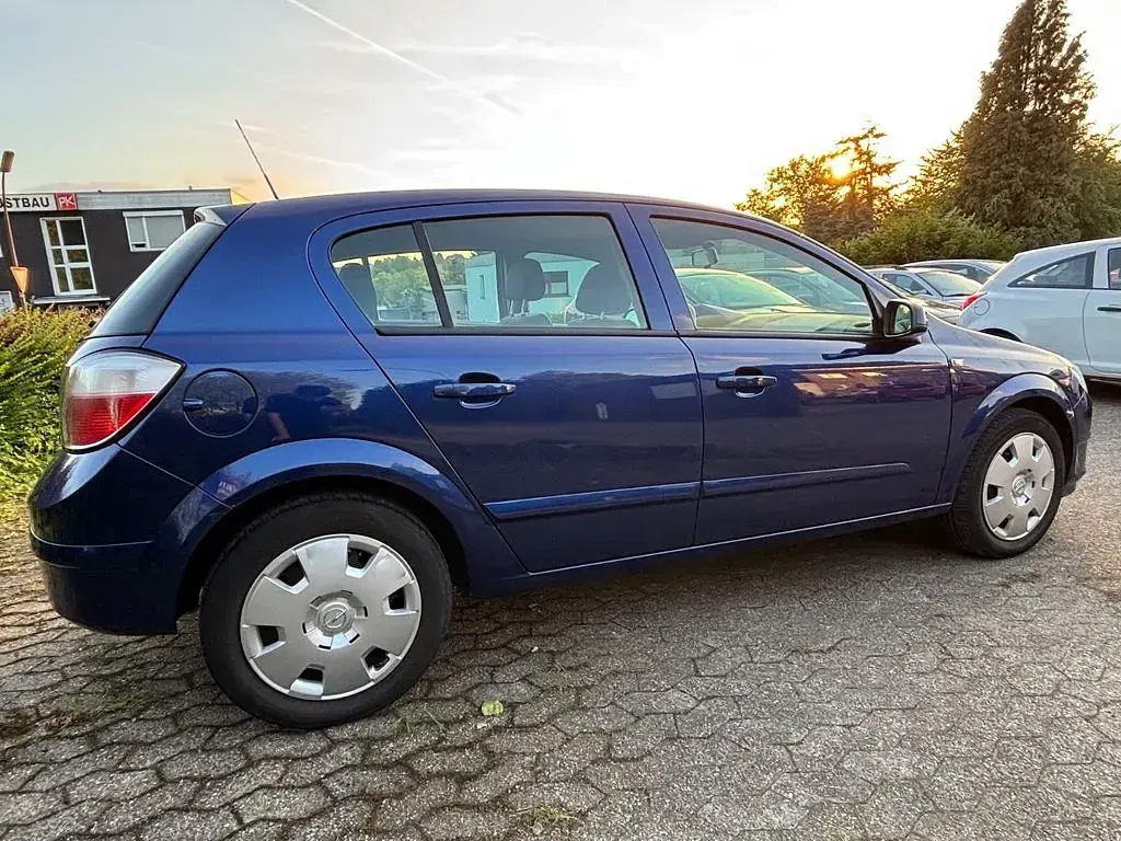 Gebraucht Opel Astra Edition 105 PS (77 kW) 2006 Ultrablau mi2 Limousine