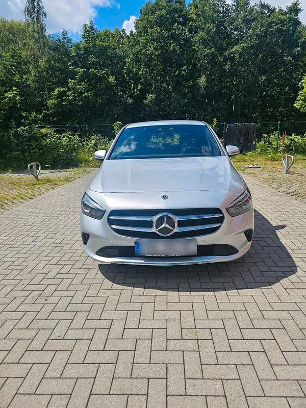 Silber Gebraucht 2020 Mercedes B180 Van / Kleinbus | 20.000 € (Guter Preis) - Bild 1/4