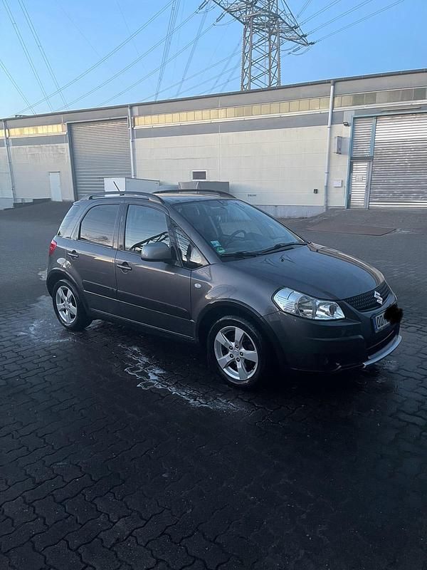 Grau Gebraucht 2010 Suzuki SX4 SUV | 6.300 € (Fairer Preis) - Bild 1/4