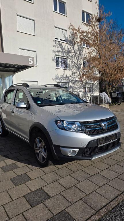 Silber Gebraucht 2016 Dacia Sandero Essentiel Limousine | 6.900 € (Fairer Preis) - Bild 1/4