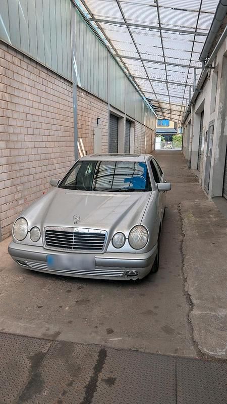 Second-hand Mercedes E320 220 CP (161 kW) 1996 Argintiu Berlinǎ