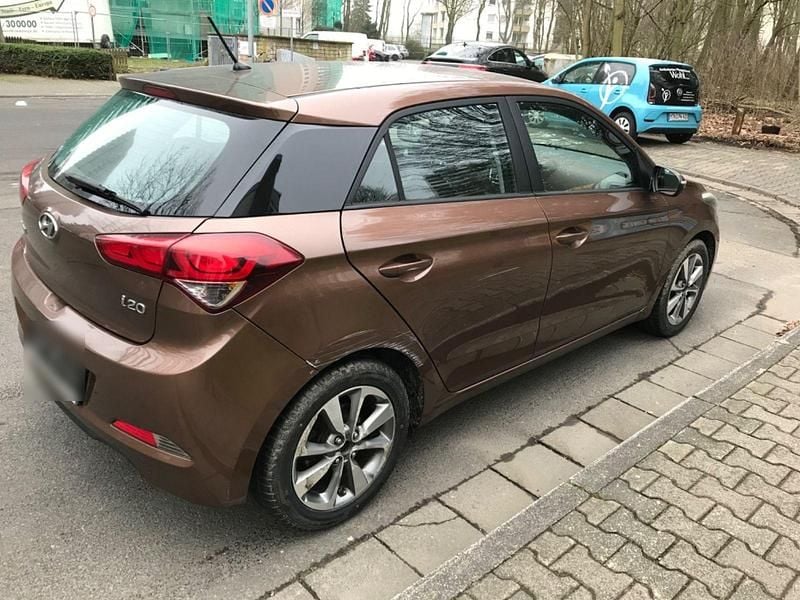 Gebraucht Hyundai i20 Passion 84 PS (61 kW) 2016 Braun Kleinwagen