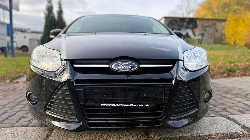 Schwarz Gebraucht 2011 Ford Focus Trend Limousine | 2.600 € (Superpreis) - Bild 1/4