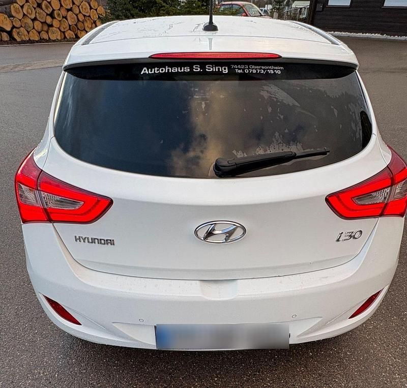 Gebraucht Hyundai i30 Passion 120 PS (88 kW) 2017 Weiß Kleinwagen
