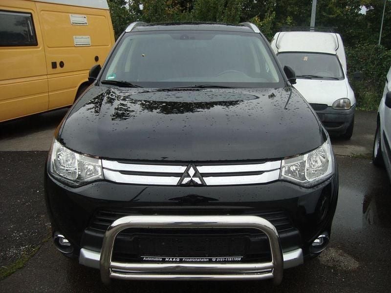 Schwarz Gebraucht 2015 Mitsubishi Outlander Diamant Edition SUV | 12.900 € (Fairer Preis) - Bild 1/4