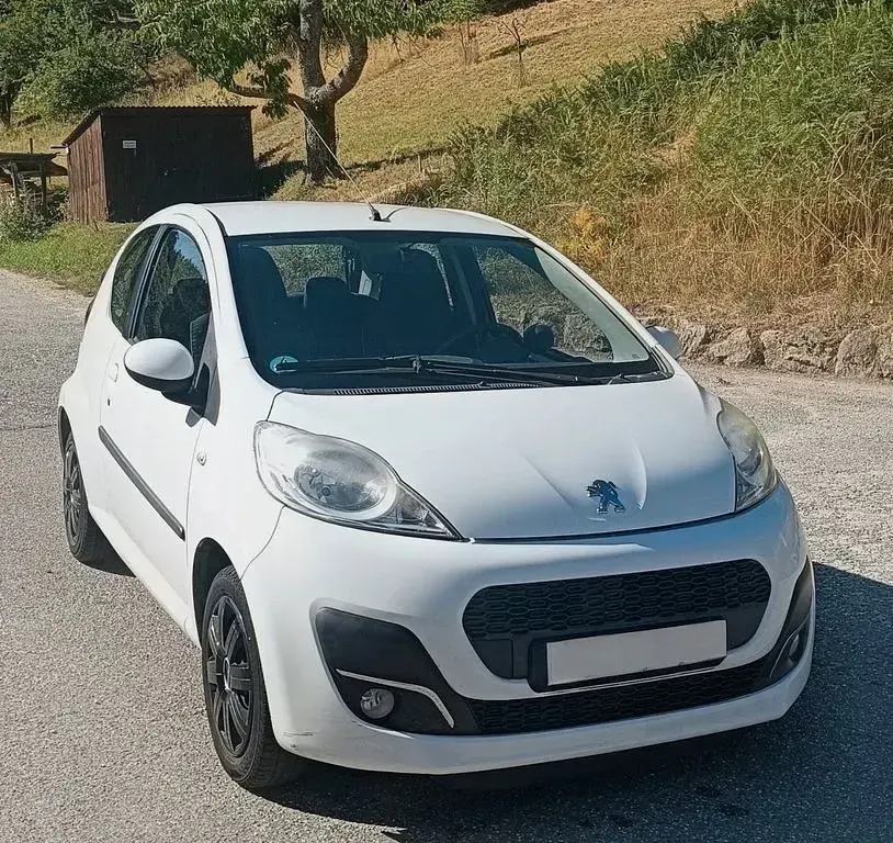 Gebraucht Peugeot 107 Active 68 PS (50 kW) 2013 Weiß Kleinwagen