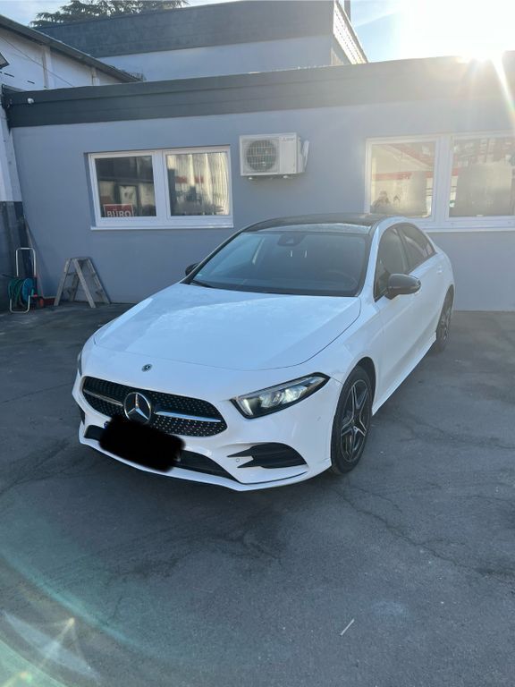 Weiß Gebraucht 2022 Mercedes A250 AMG Limousine | 25.200 € (Fairer Preis) - Bild 1/4