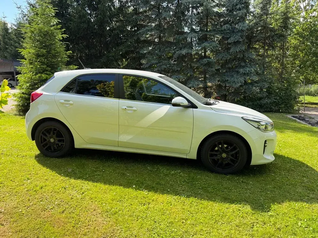 Gebraucht Kia Rio Spirit 90 PS (66 kW) 2017 Weiß Limousine