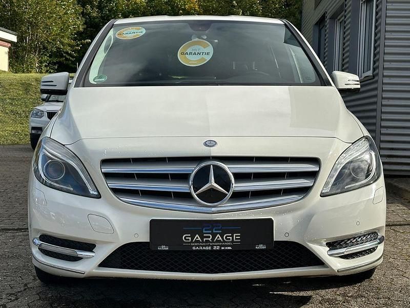 Gebraucht Mercedes B180 122 PS (89 kW) 2012 Weiß Van / Kleinbus