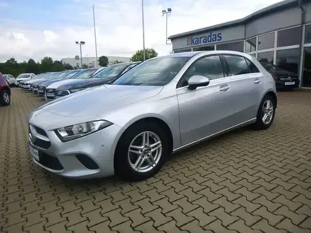 Gebraucht Mercedes A180 136 PS (100 kW) 2019 Silber Limousine