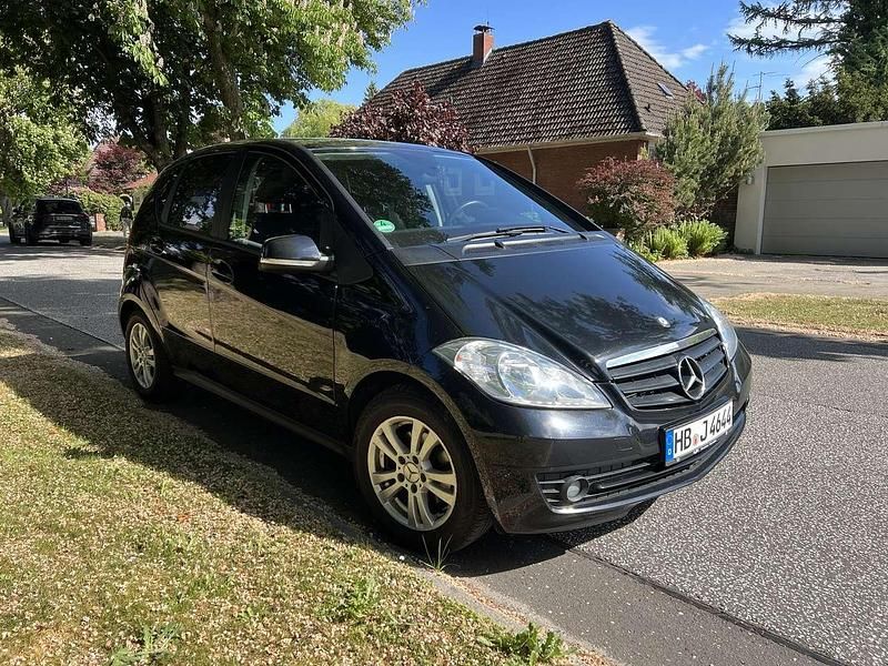 Schwarz Gebraucht 2011 Mercedes A180 Kleinwagen | 4.750 € (Fairer Preis) - Bild 1/4