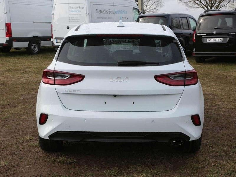 Neu Kia Ceed Vision 140 PS (102 kW) 2026 Weiß carraraweiß Kleinwagen