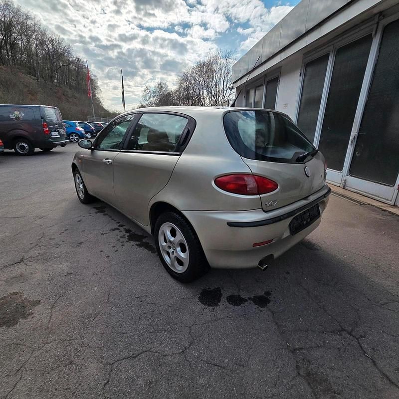 Gebraucht Alfa Romeo 147 115 PS (84 kW) 2004 Gold Kleinwagen
