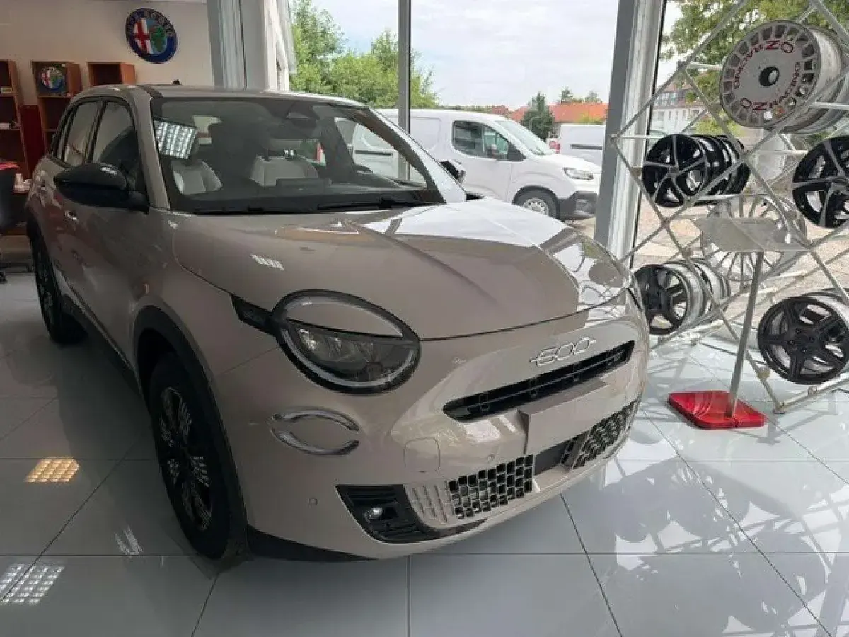 Neu Fiat 600 Icon 101 PS (74 kW) 2026 Cappuchino SUV