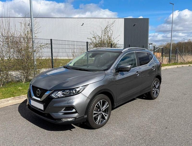 Grau Gebraucht 2018 Nissan Qashqai N-Connecta SUV | 13.300 € (Fairer Preis) - Bild 1/4
