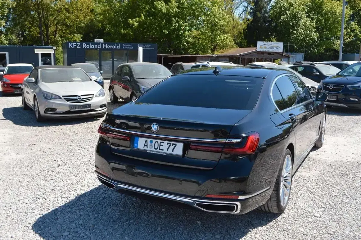 Gebraucht BMW 750 530 PS (389 kW) 2019 Saphirschwarz Limousine