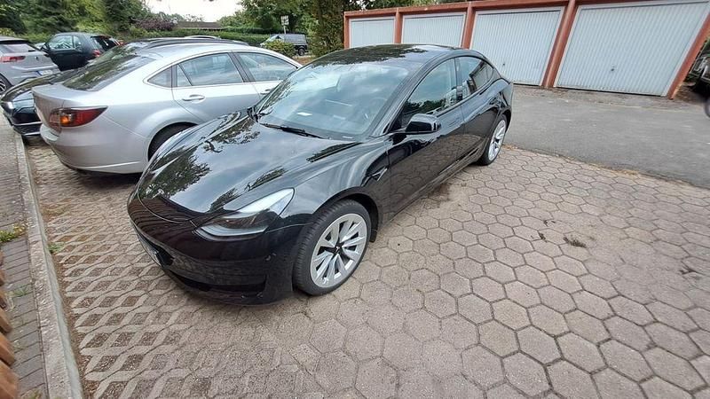 Schwarz Gebraucht 2021 Tesla Model 3 Standard Range Plus Limousine | 22.099 € (Superpreis) - Bild 1/4