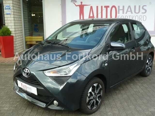 Grau Gebraucht 2020 Toyota Aygo X Team SUV | 12.300 € (Fairer Preis) - Bild 1/4