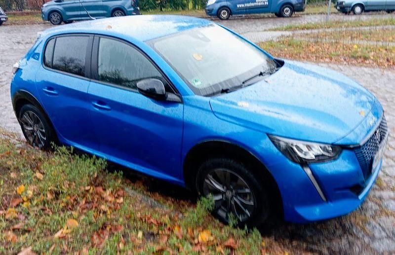 Blau Gebraucht 2022 Peugeot e-208 Active Kleinwagen | 11.900 € (Superpreis) - Bild 1/4