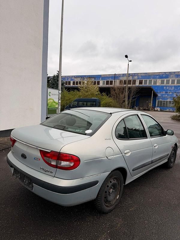 Gebraucht Renault Mégane 107 PS (78 kW) 2001 Silber Limousine