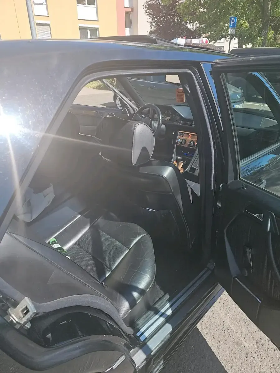Gebraucht Mercedes E260 160 PS (117 kW) 1990 Schwarz Limousine