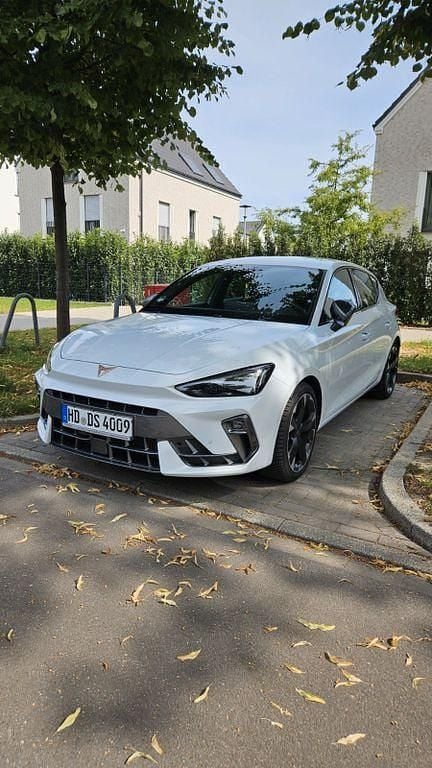 Weiß Gebraucht 2024 Cupra Leon Limousine | 29.000 € (Fairer Preis) - Bild 1/4