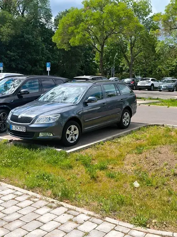 Gebraucht Skoda Octavia Elegance 105 PS (77 kW) 2010 Grau Kombi
