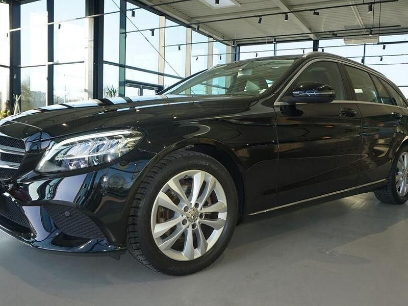 Gebraucht Mercedes C180 156 PS (114 kW) 2020 Schwarz (metallic) Kombi